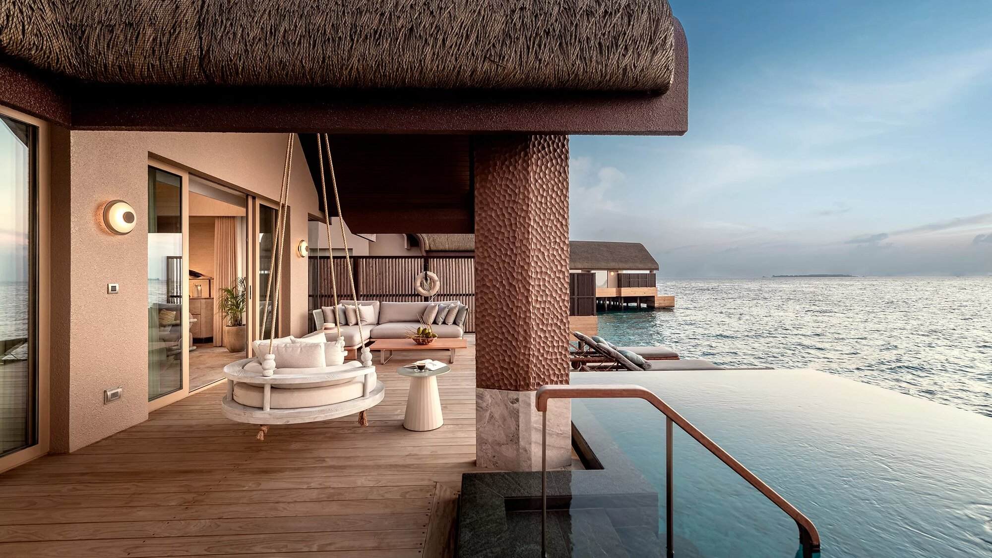 Große Ozean-Poolvilla in Sonnenuntergangslage - Bild 2