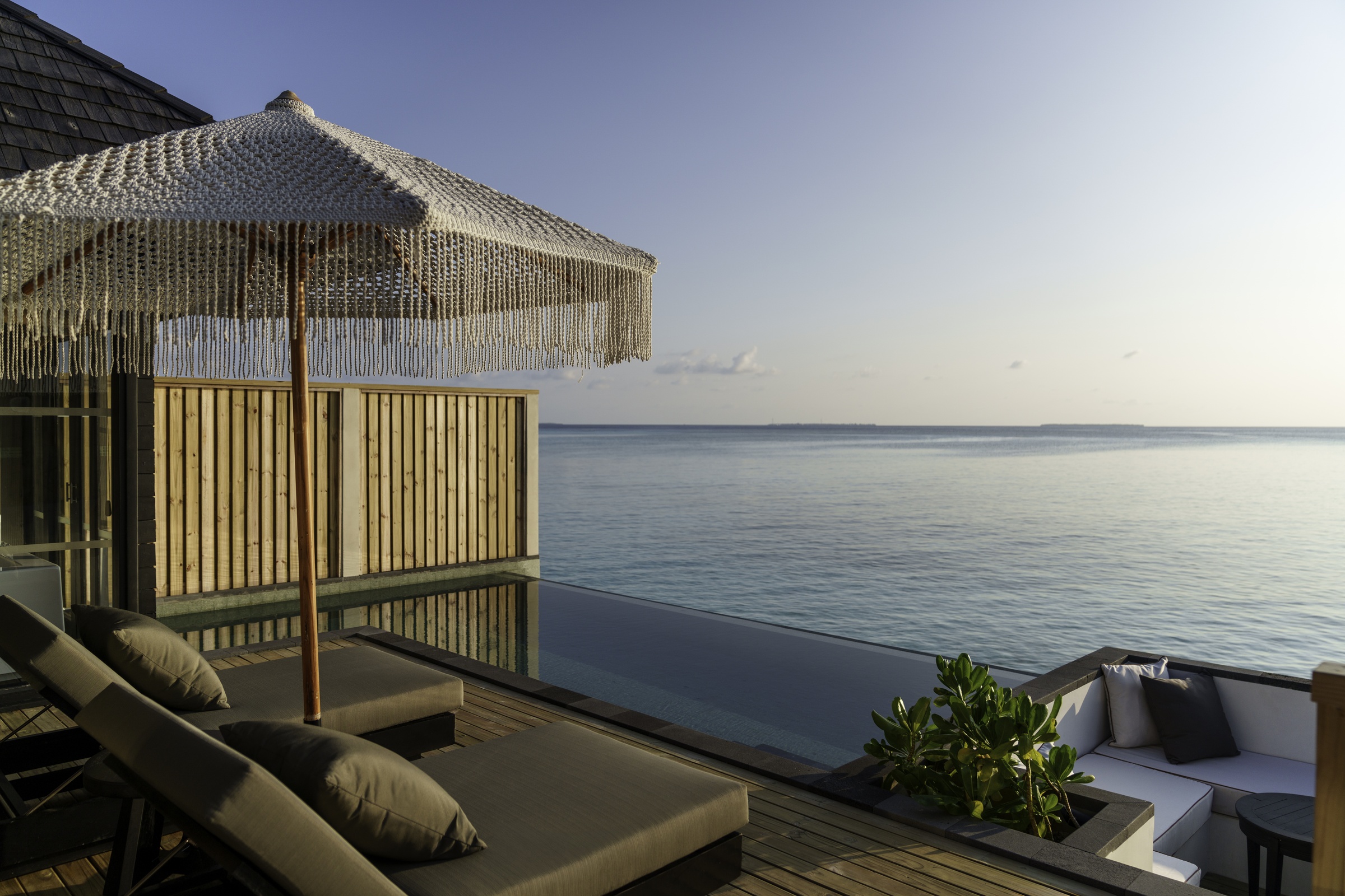 Sonnenuntergangs-Horizon-Wasservilla mit Pool - Bild 1