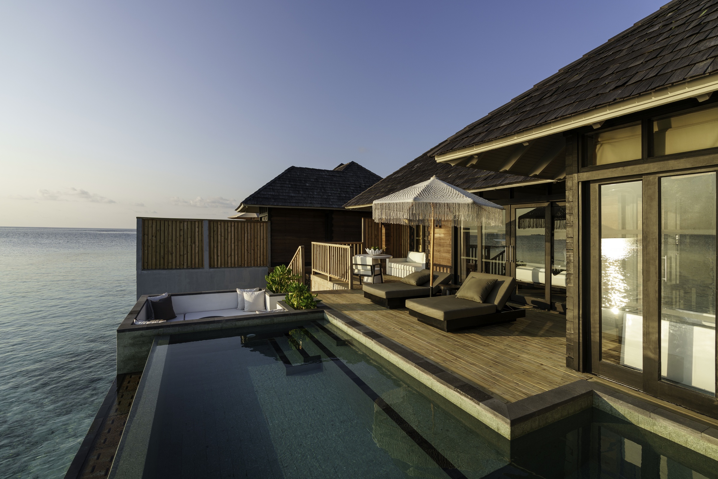 Sonnenuntergangs-Horizon-Wasservilla mit Pool - Bild 3