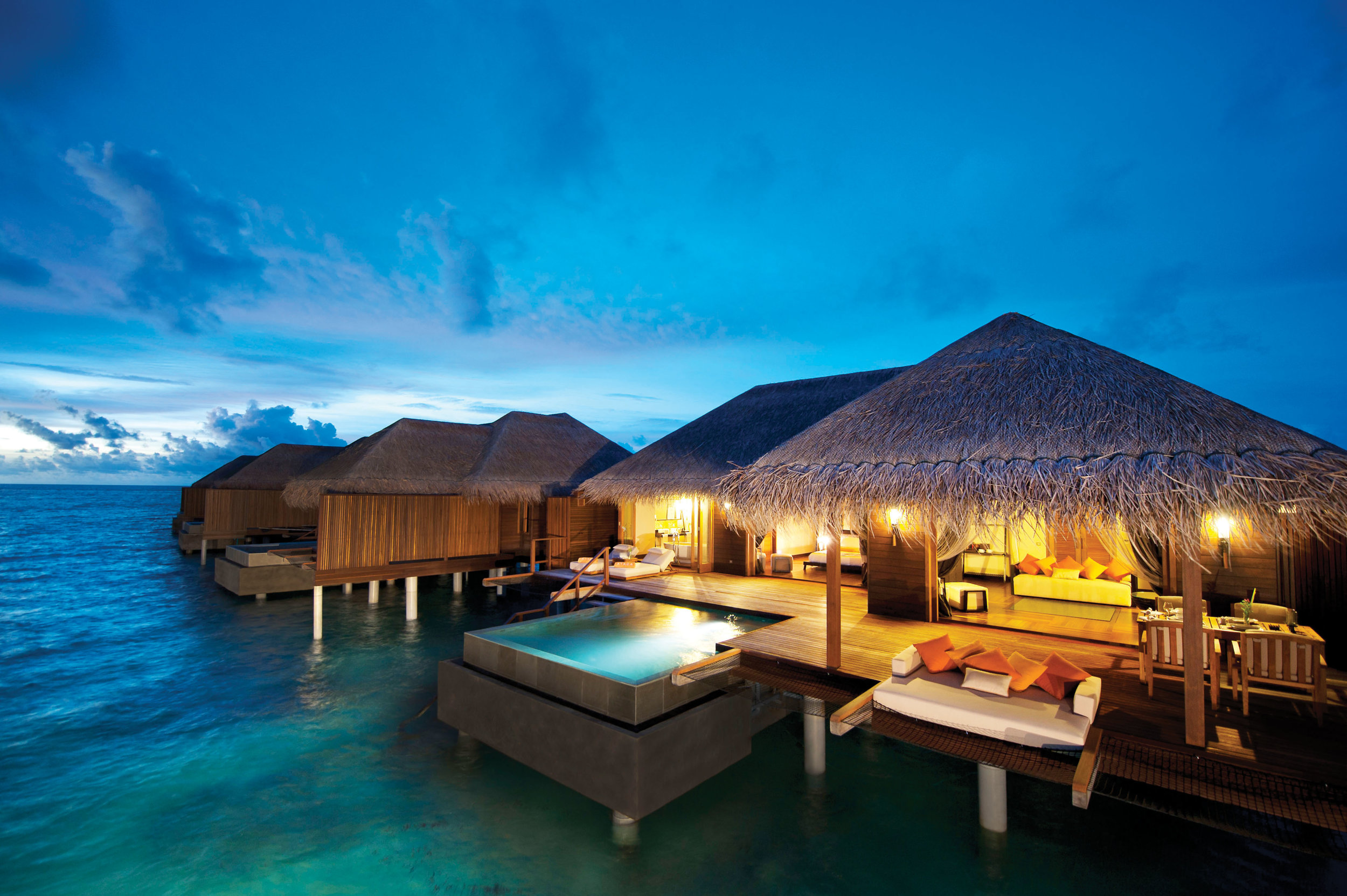 Ozeansuite in Sonnenuntergangslage mit Pool - Bild 1