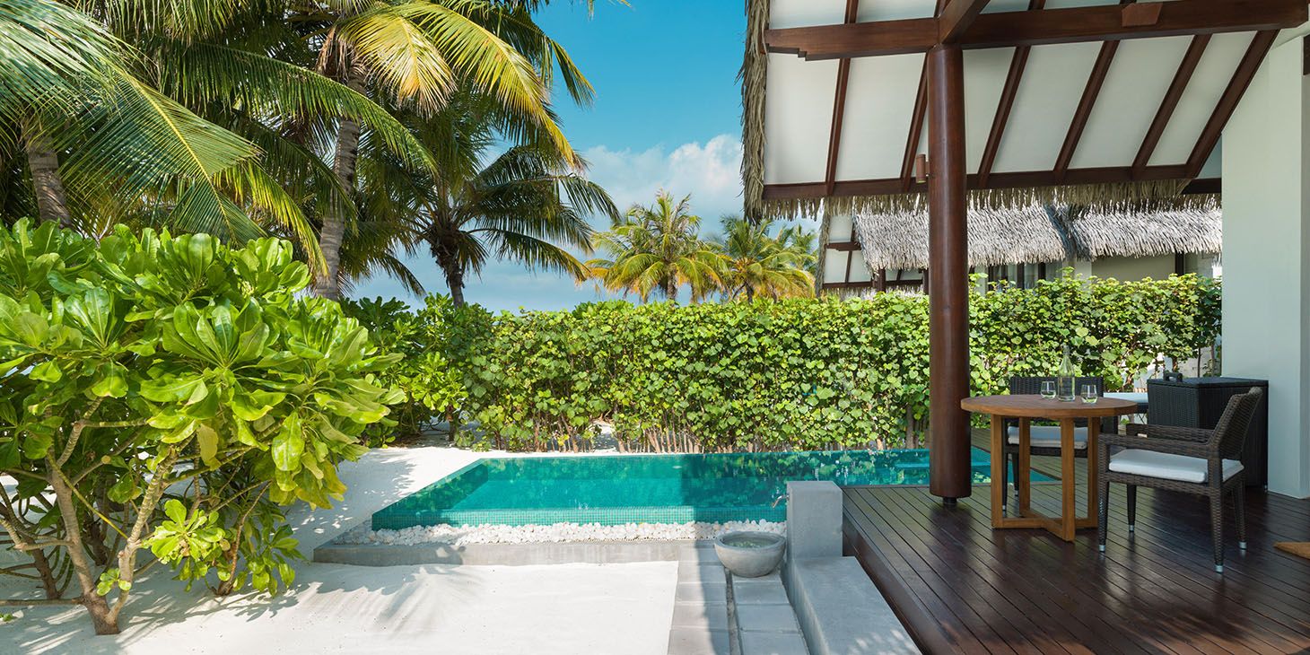 Strandvilla mit Pool in Sonnenuntergangslage - Bild 1
