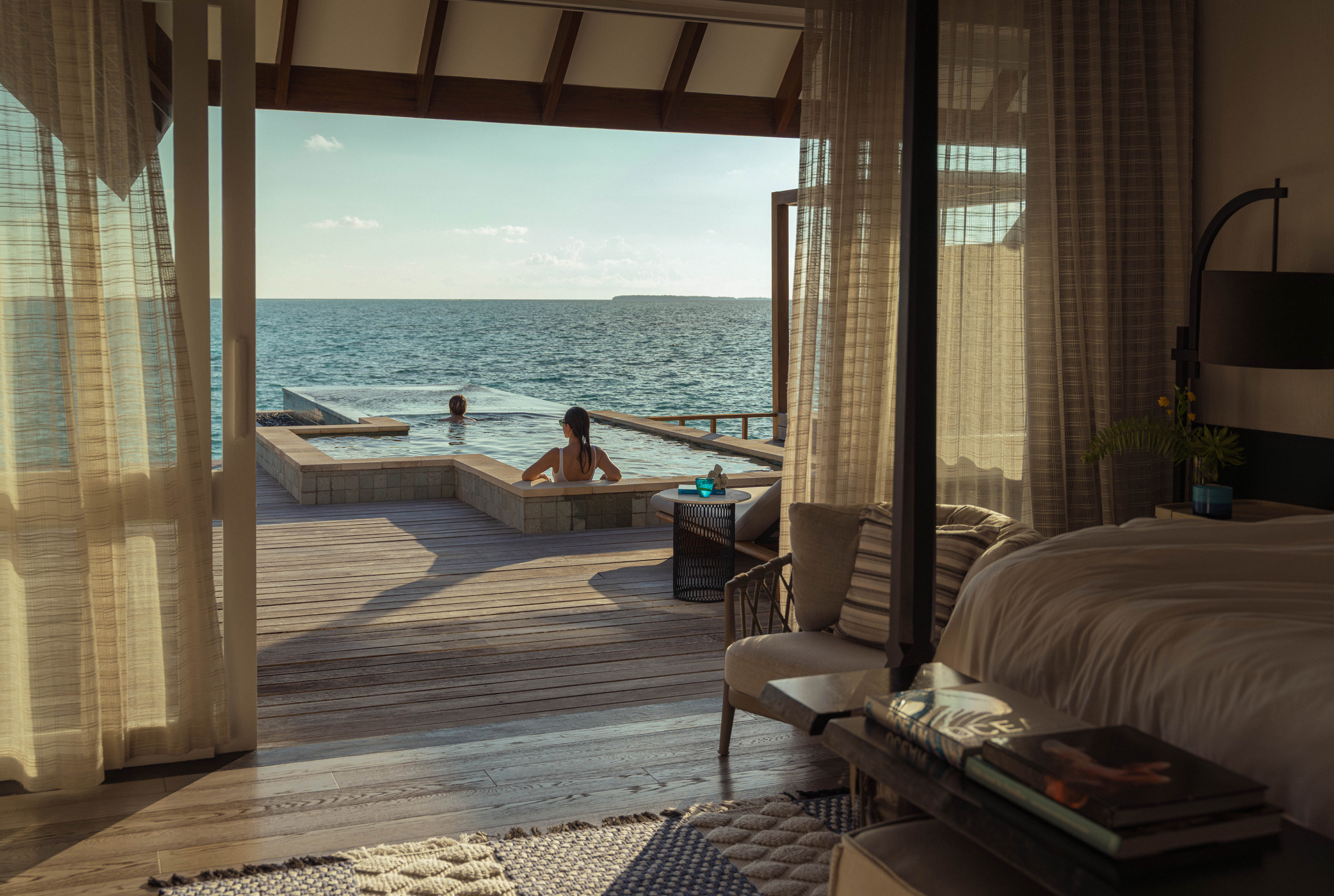 Wasservilla mit Pool in Sonnenuntergangslage - Bild 1