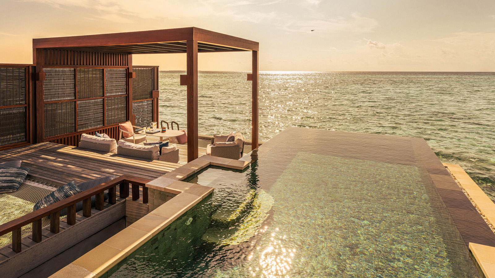 Wasservilla mit Pool zum Sonnenuntergang - Bild 1