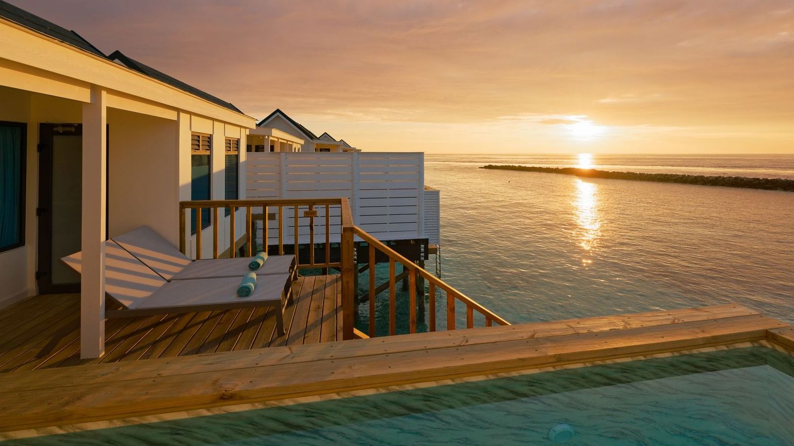 Sonnenuntergangs-Wasservilla mit Pool - Bild 1