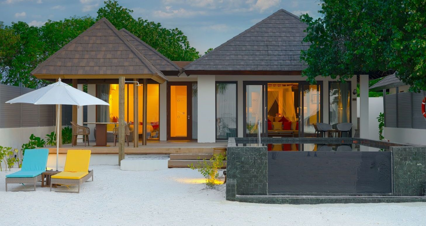 Familien-Strandvilla in Sonnenuntergangslage mit zwei Schlafzimmern und Pool - Bild 1