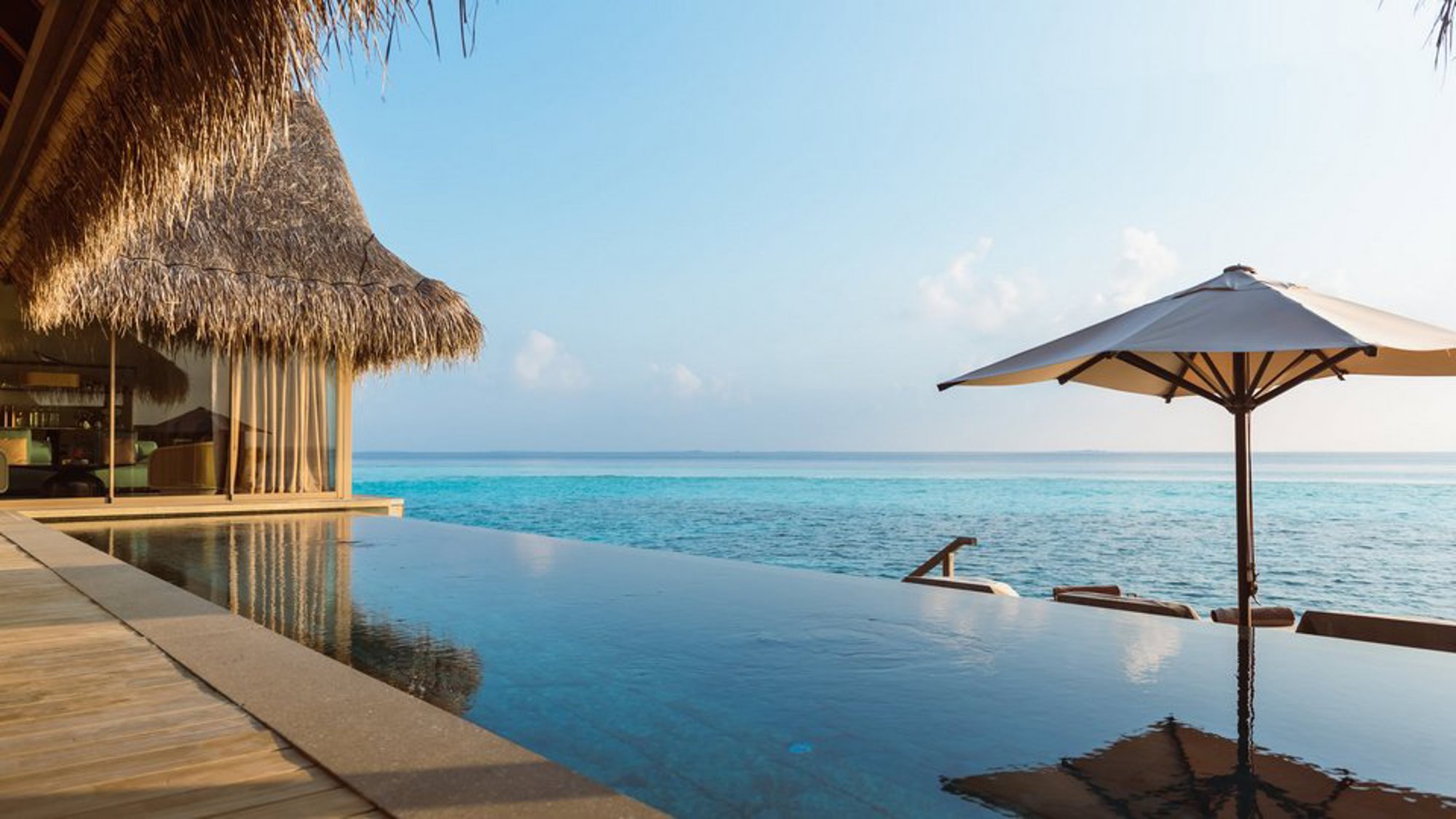 Wasservilla mit zwei Schlafzimmern und Pool - Bild 1