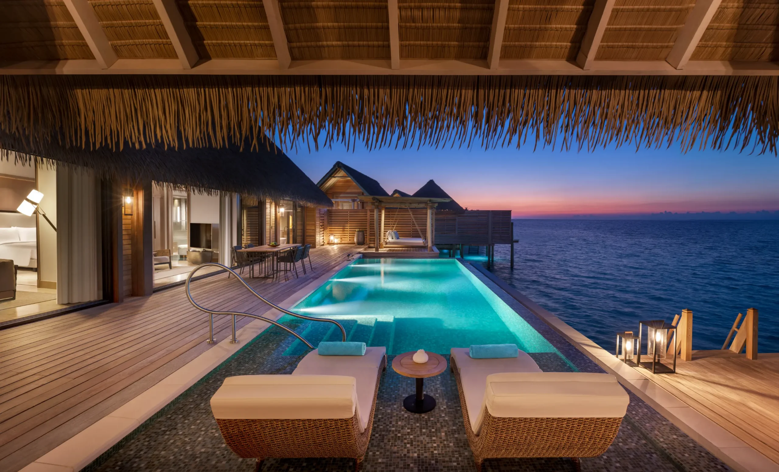 Große Overwater-Villa mit zwei Queensize-Betten und Pool - Bild 3