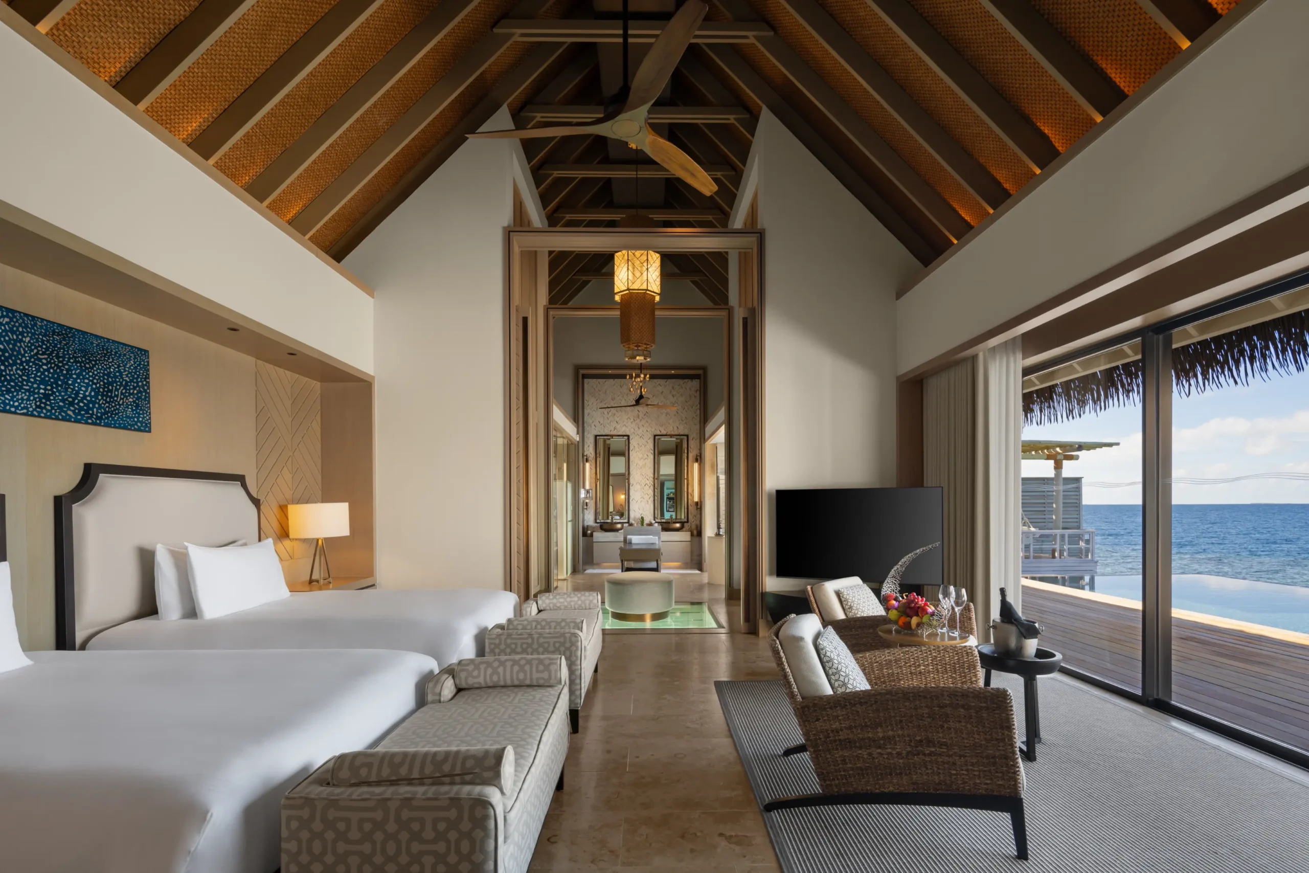 Overwater-Villa mit zwei Queensize-Betten und Pool - Bild 1