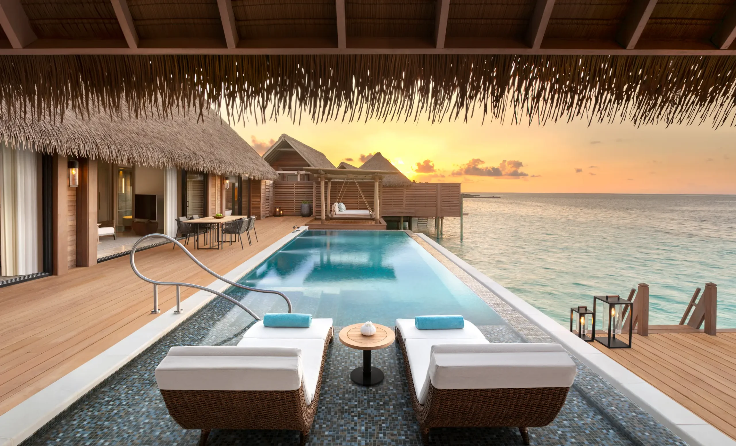 Overwater-Villa mit zwei Queensize-Betten und Pool - Bild 3