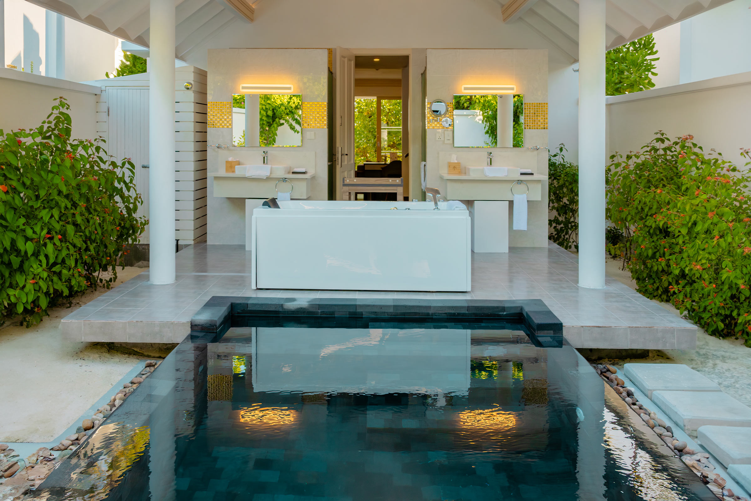 Zweistöckige Strandresidenz mit Pool - Bild 1