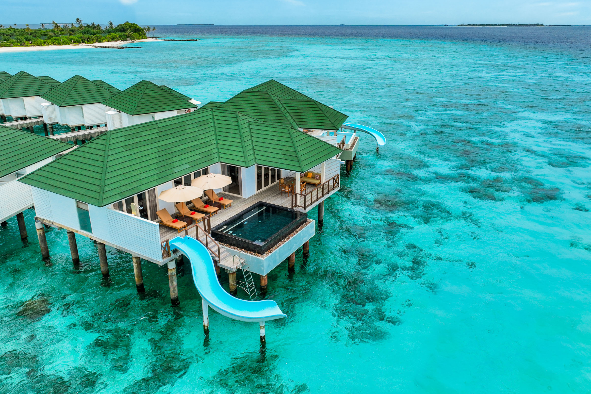 Wasserpavillon mit Pool und Rutsche - Bild 1