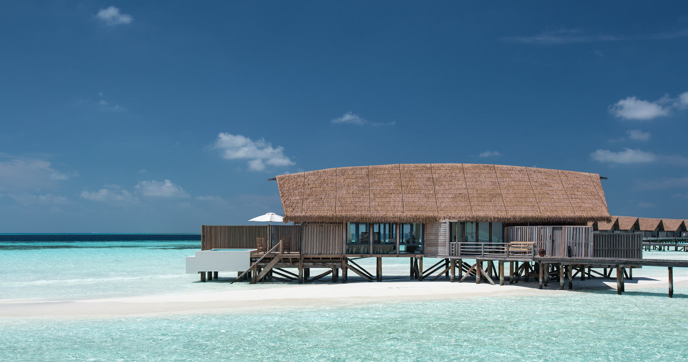 Wasservilla mit einem Schlafzimmer und Pool - Bild 1