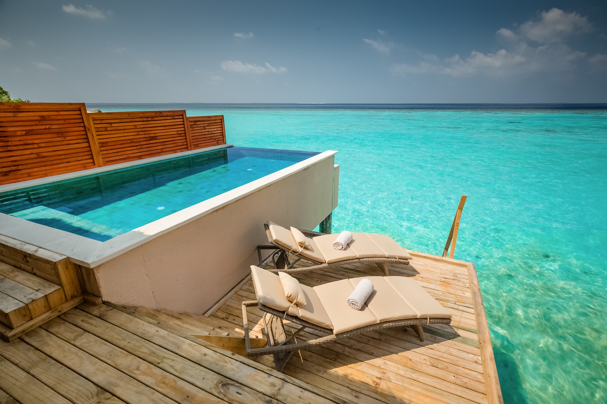 Wasservilla mit Pool - Bild 1