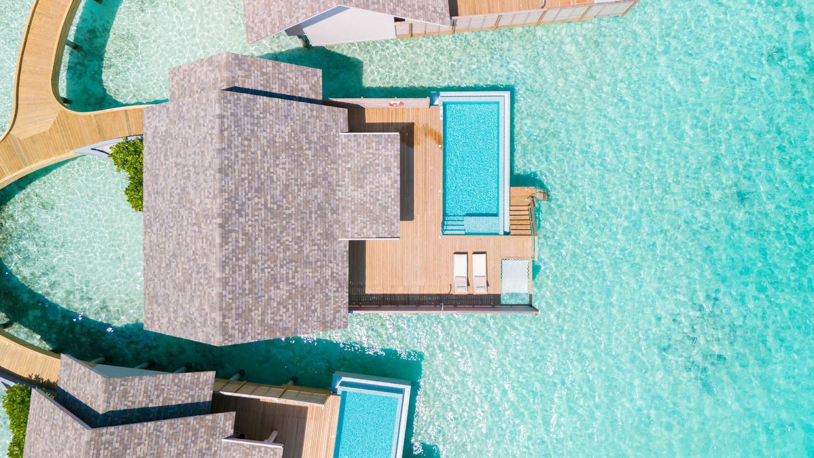 Wasservilla mit Pool und Lagunenblick - Bild 1