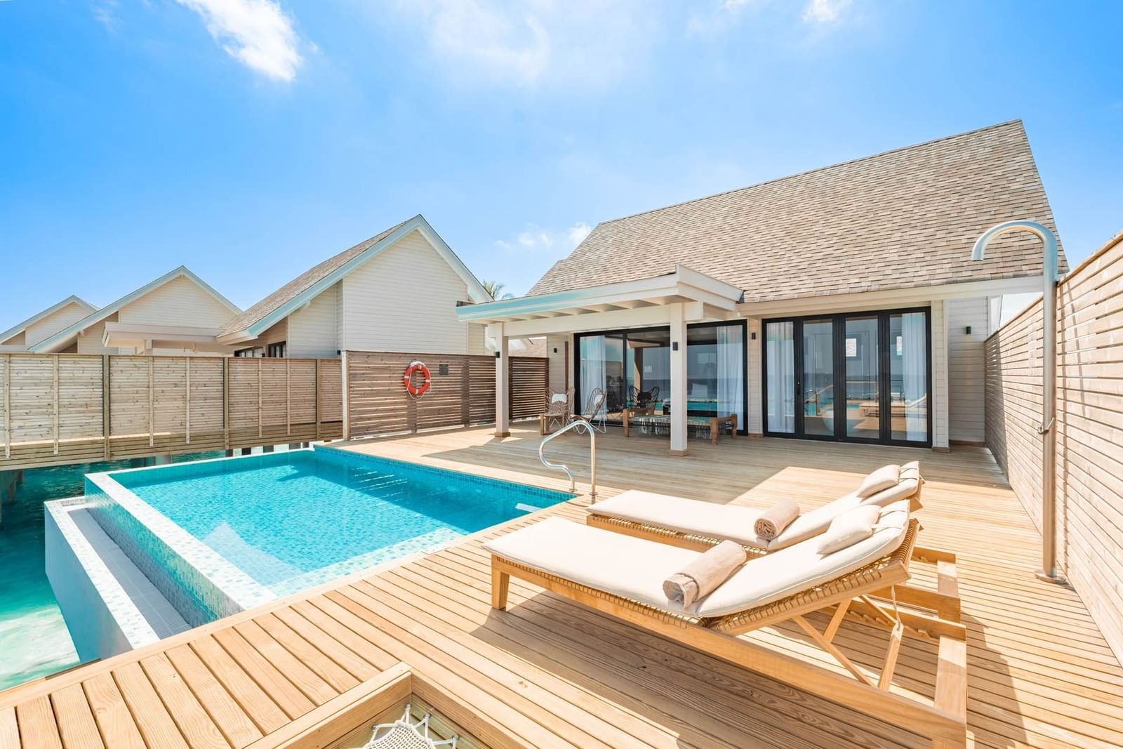 Wasservillen mit Pool - Bild 1