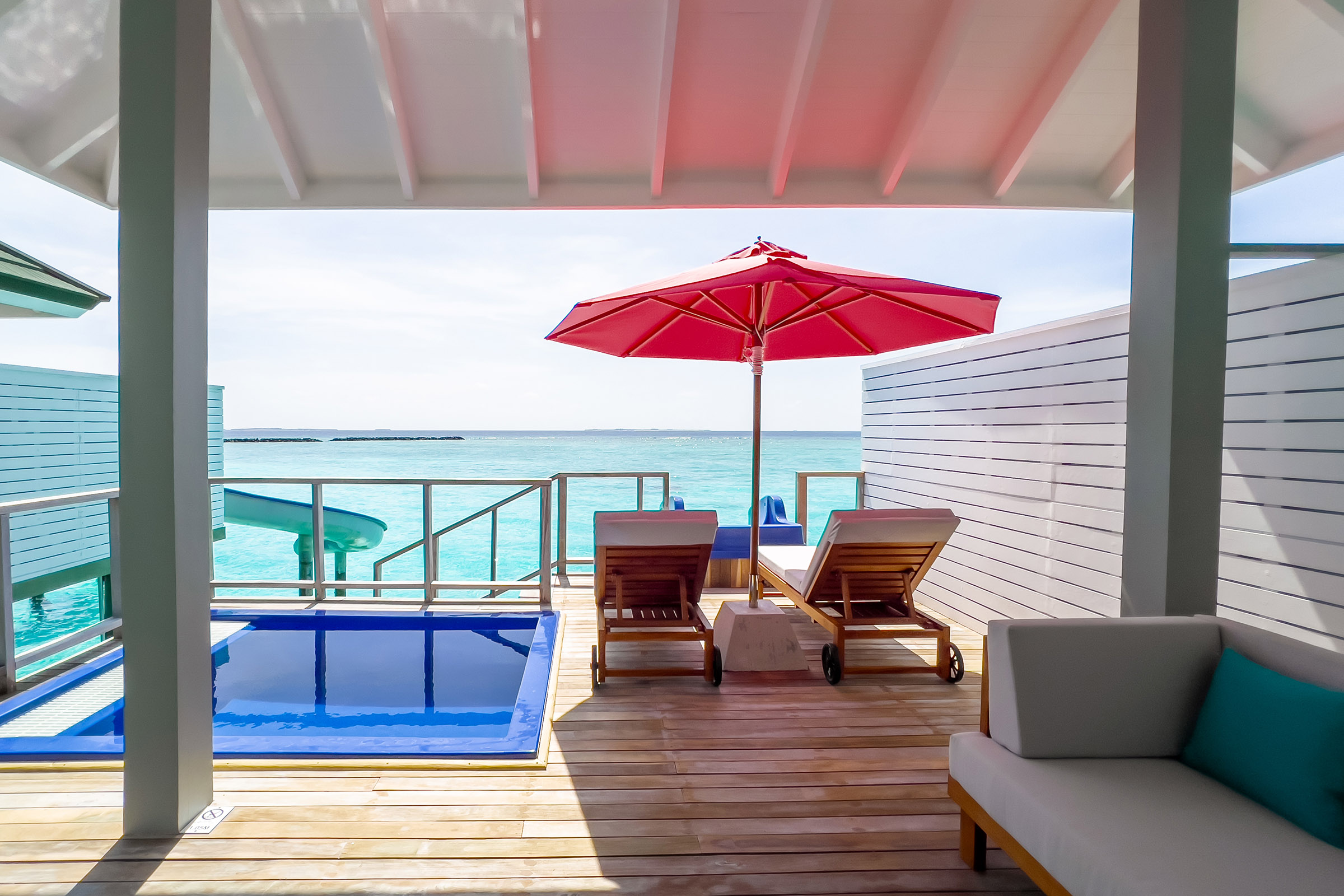 Wasservilla mit Pool und Rutsche - Bild 2