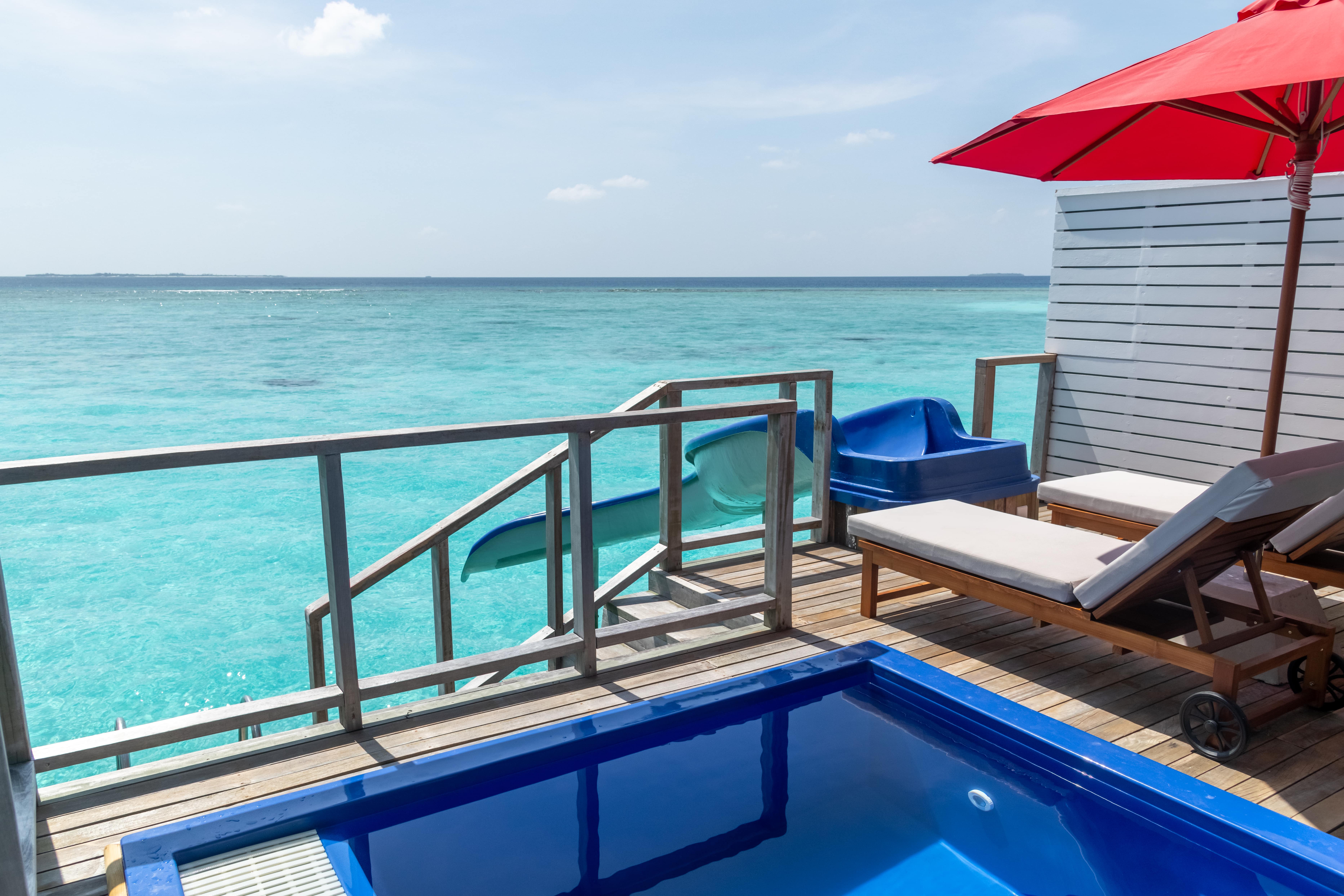 Wasservilla mit Pool und Rutsche - Bild 3