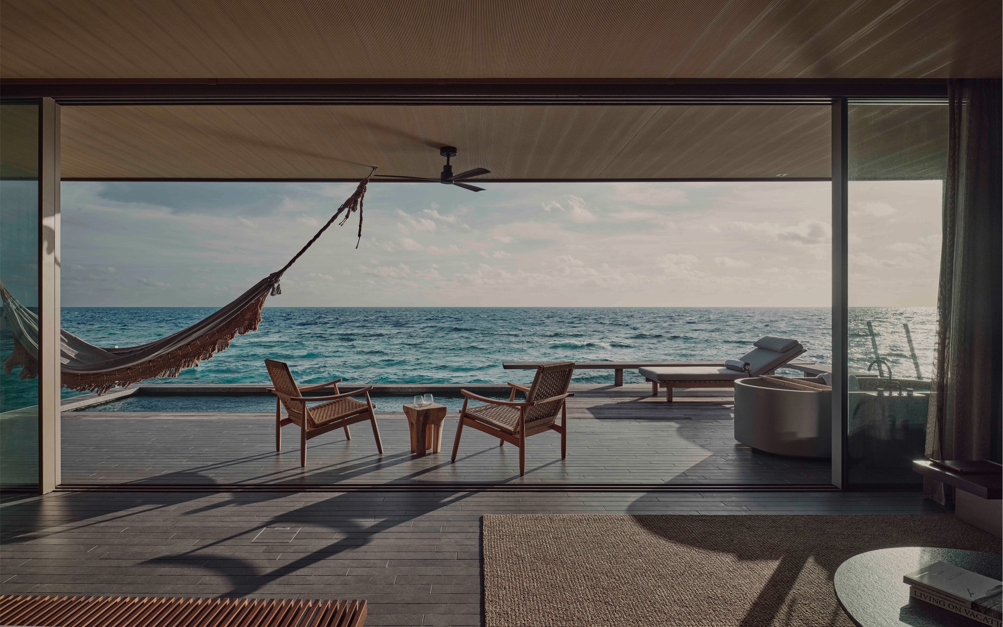 Villa mit einem Schlafzimmer und Pool über dem Wasser - Bild 1
