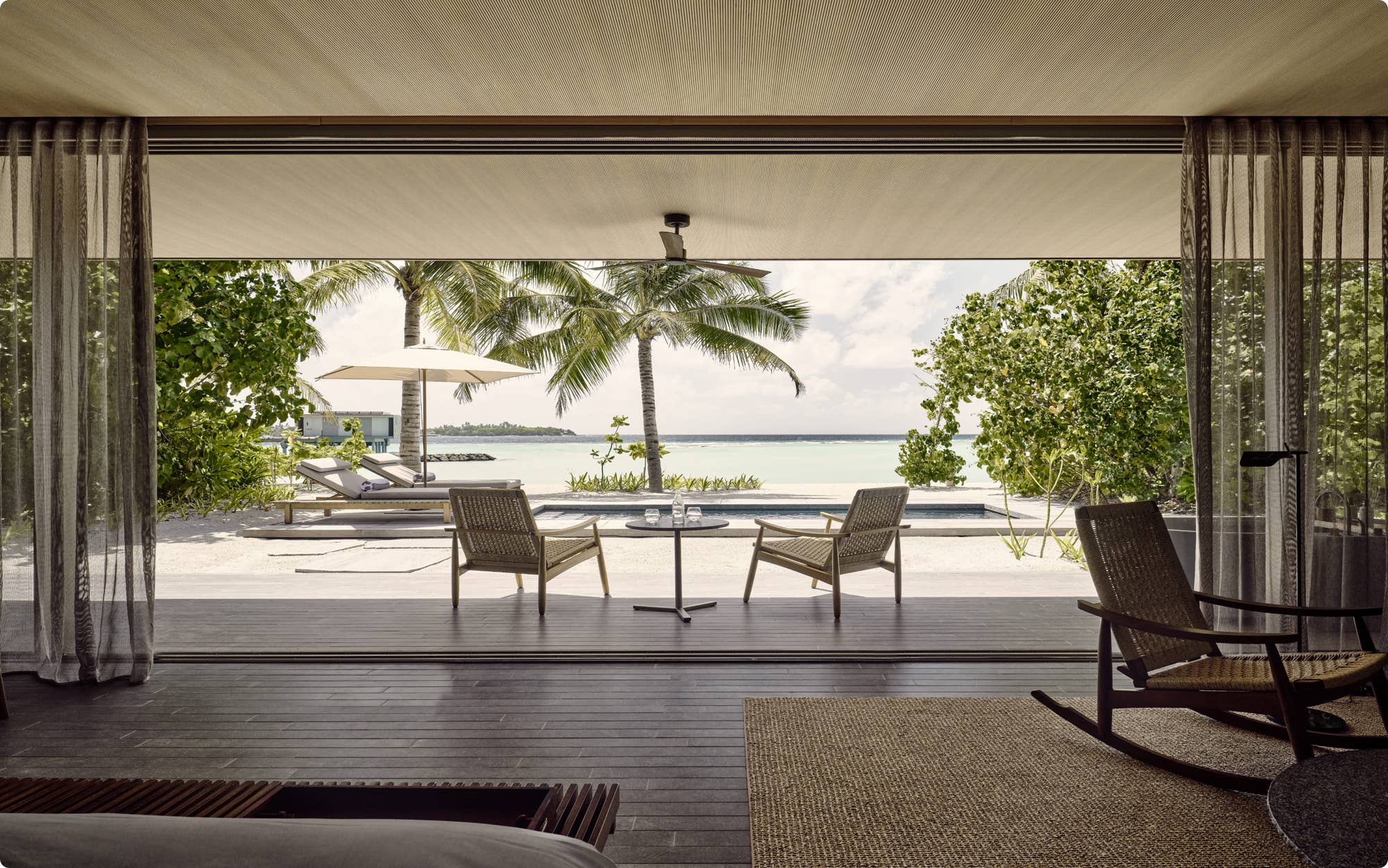 Villa mit einem Schlafzimmer, Strand und Pool - Bild 1