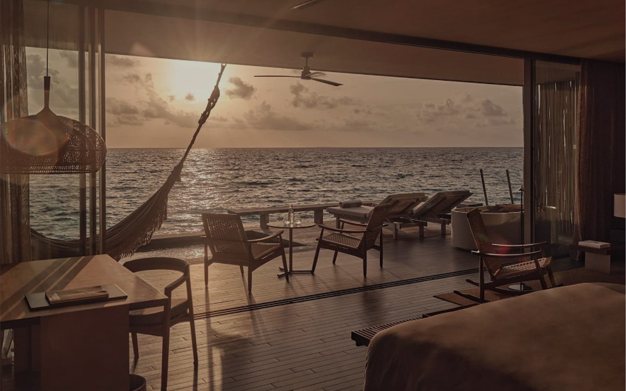 Villa mit einem Schlafzimmer, Sonnenuntergang und Pool über dem Wasser - Bild 1