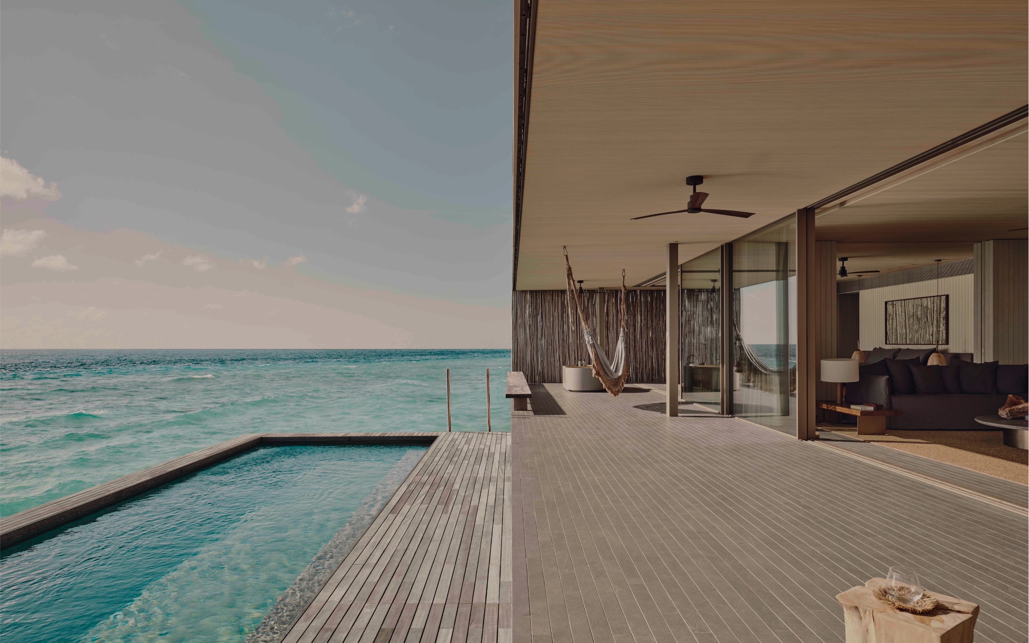 Villa mit zwei Schlafzimmern und Pool über dem Wasser - Bild 1