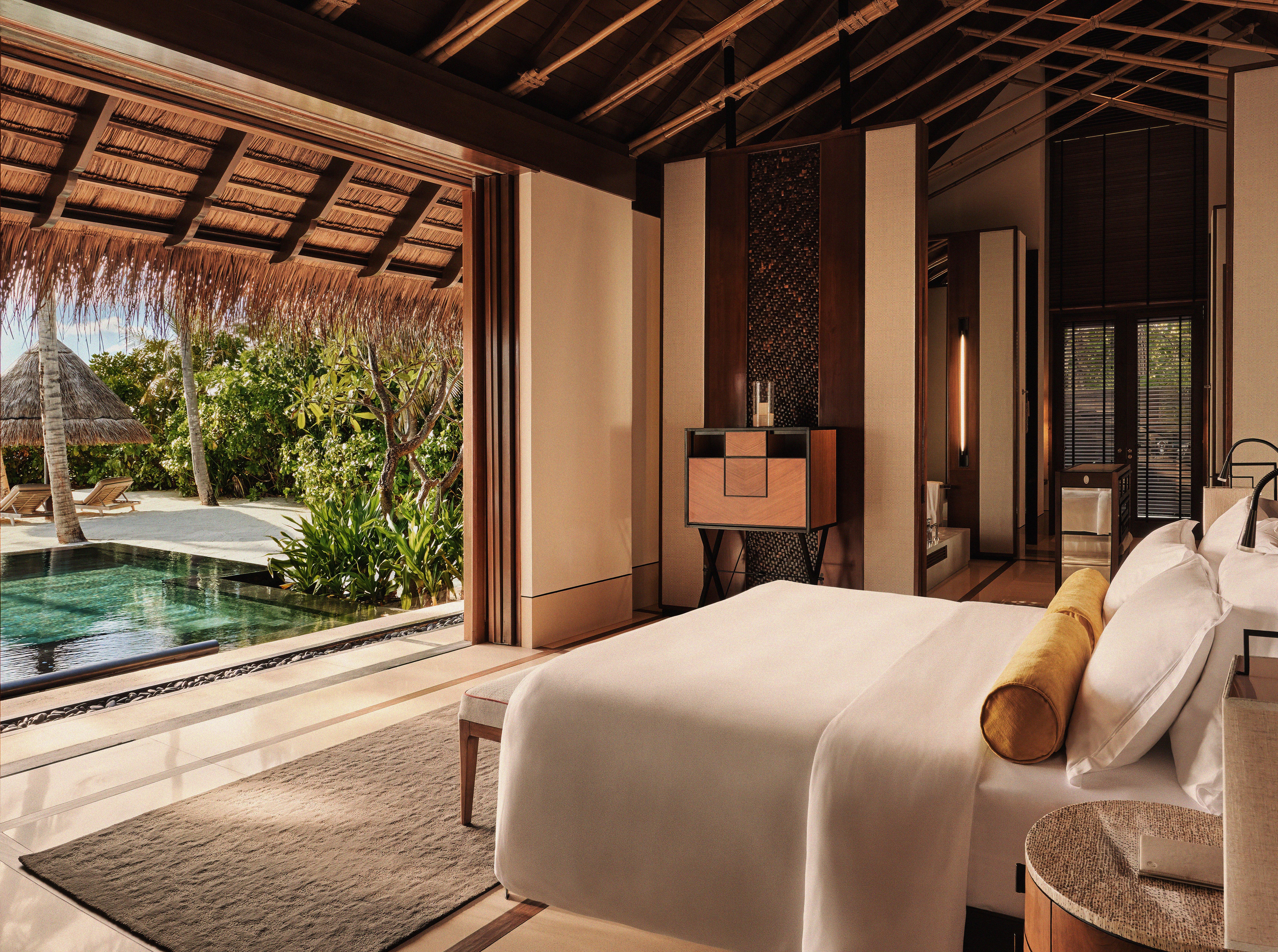 Schlafzimmer einer Strandvilla mit Pool