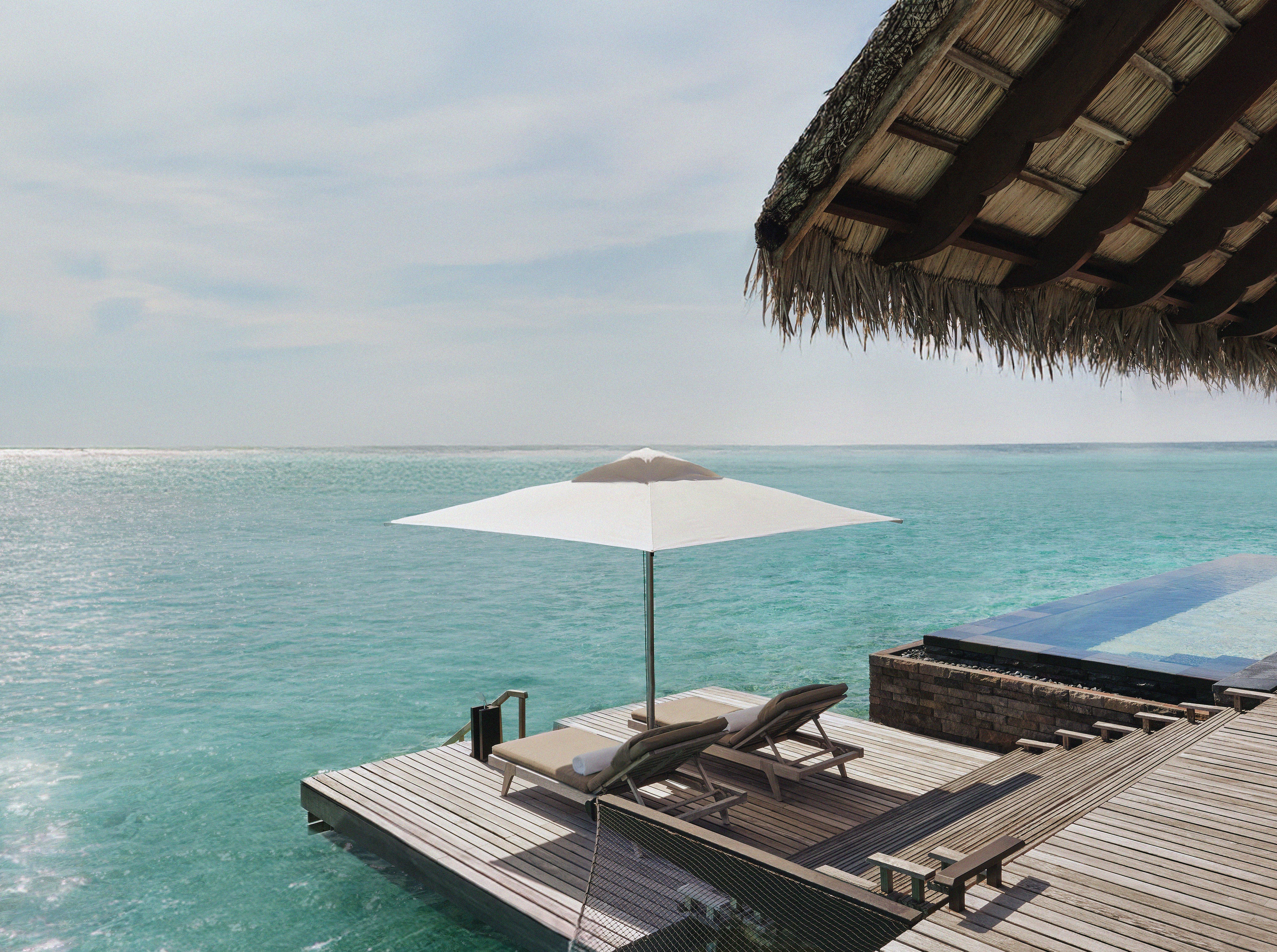 Poolterrasse einer Wasservilla