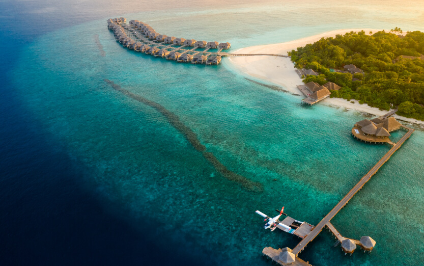 Luftaufnahme mit Resort und Lagune