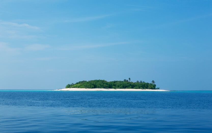 Blick auf eine kleine Insel am Horizont
