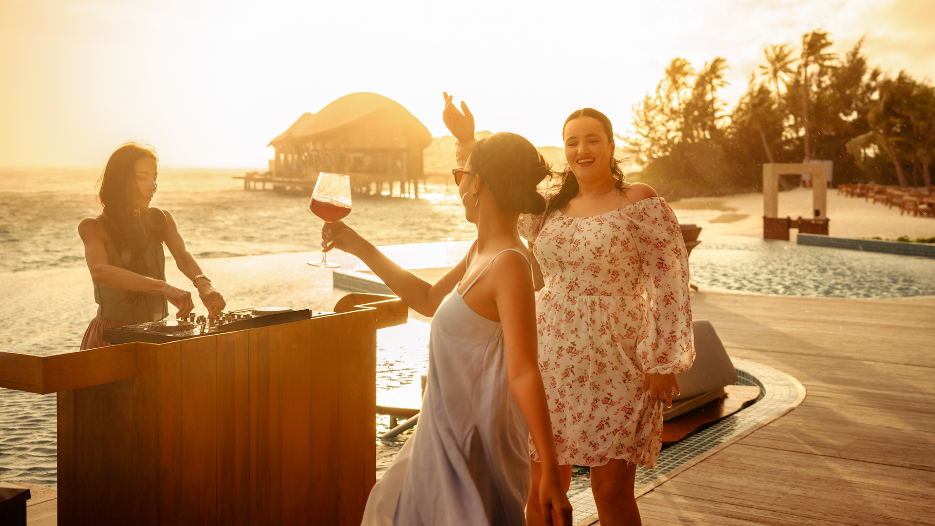 Sundowner im Aura Pool Bar Bereich