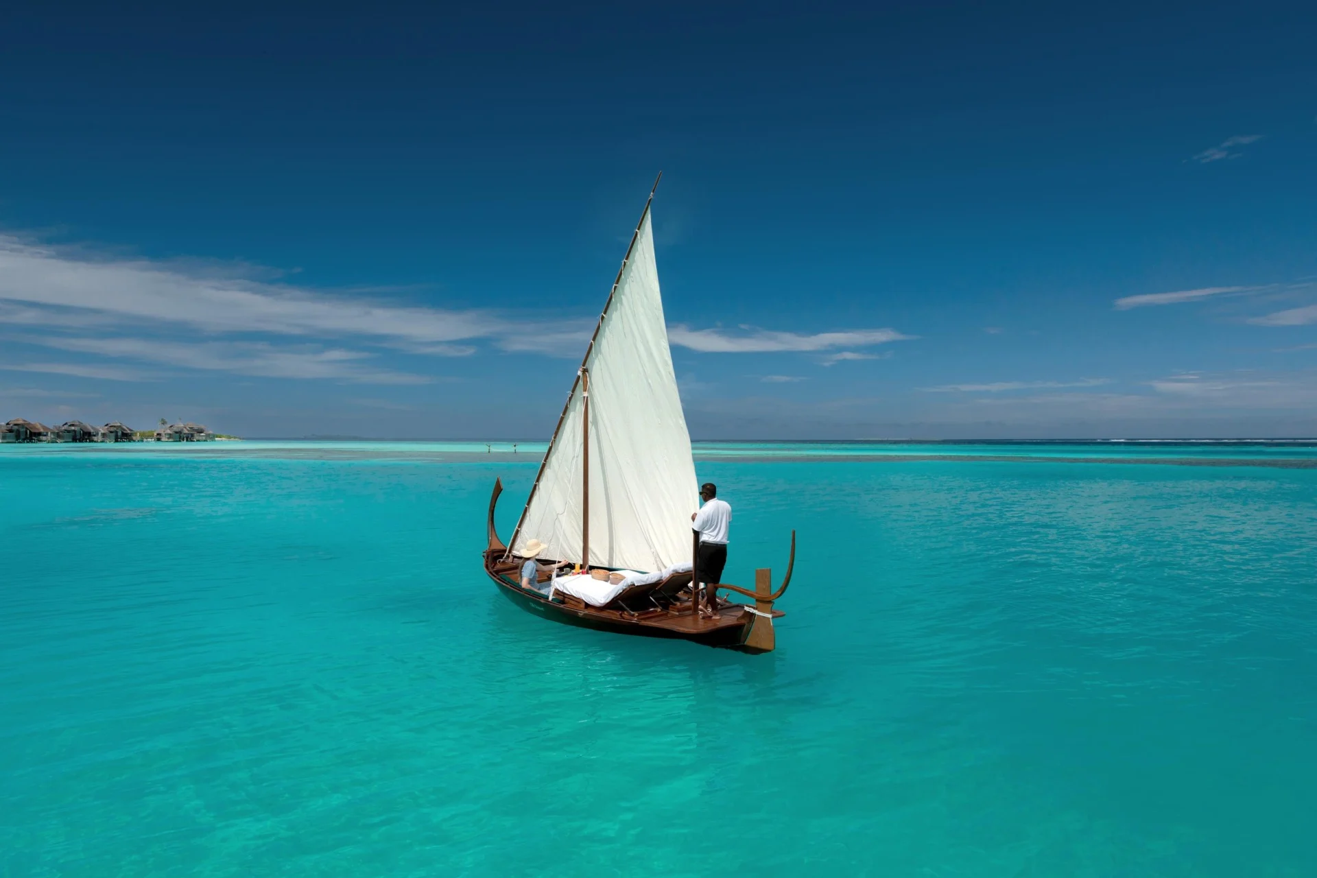 Traditionelles Dhoni vor Gili Lankanfushi