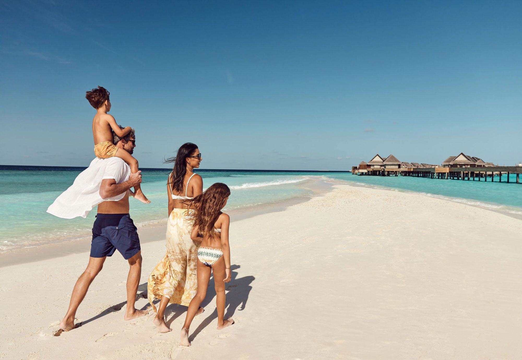 Gemeinsamer Strandmoment auf Muravandhoo Island