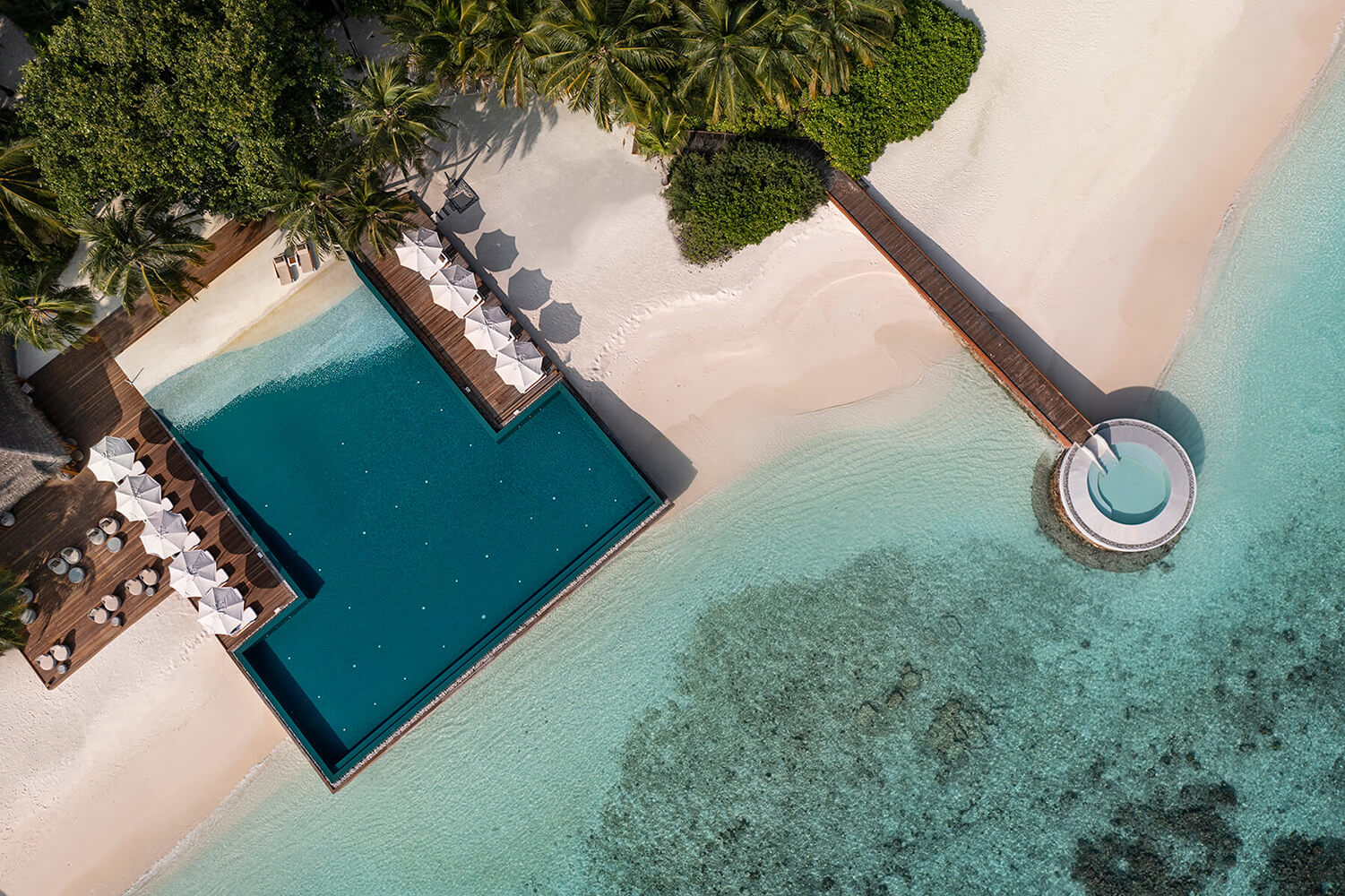 Blick auf Strand, Pool und Lagune von Huvafen Fushi
