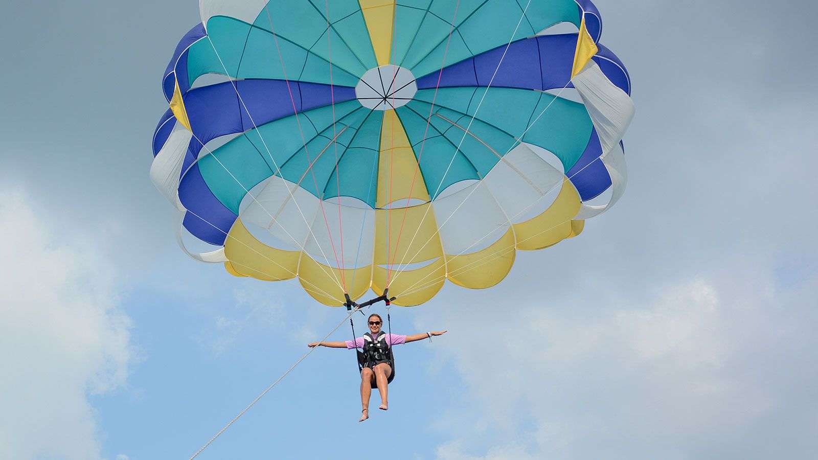 Parasailing über dem Atoll