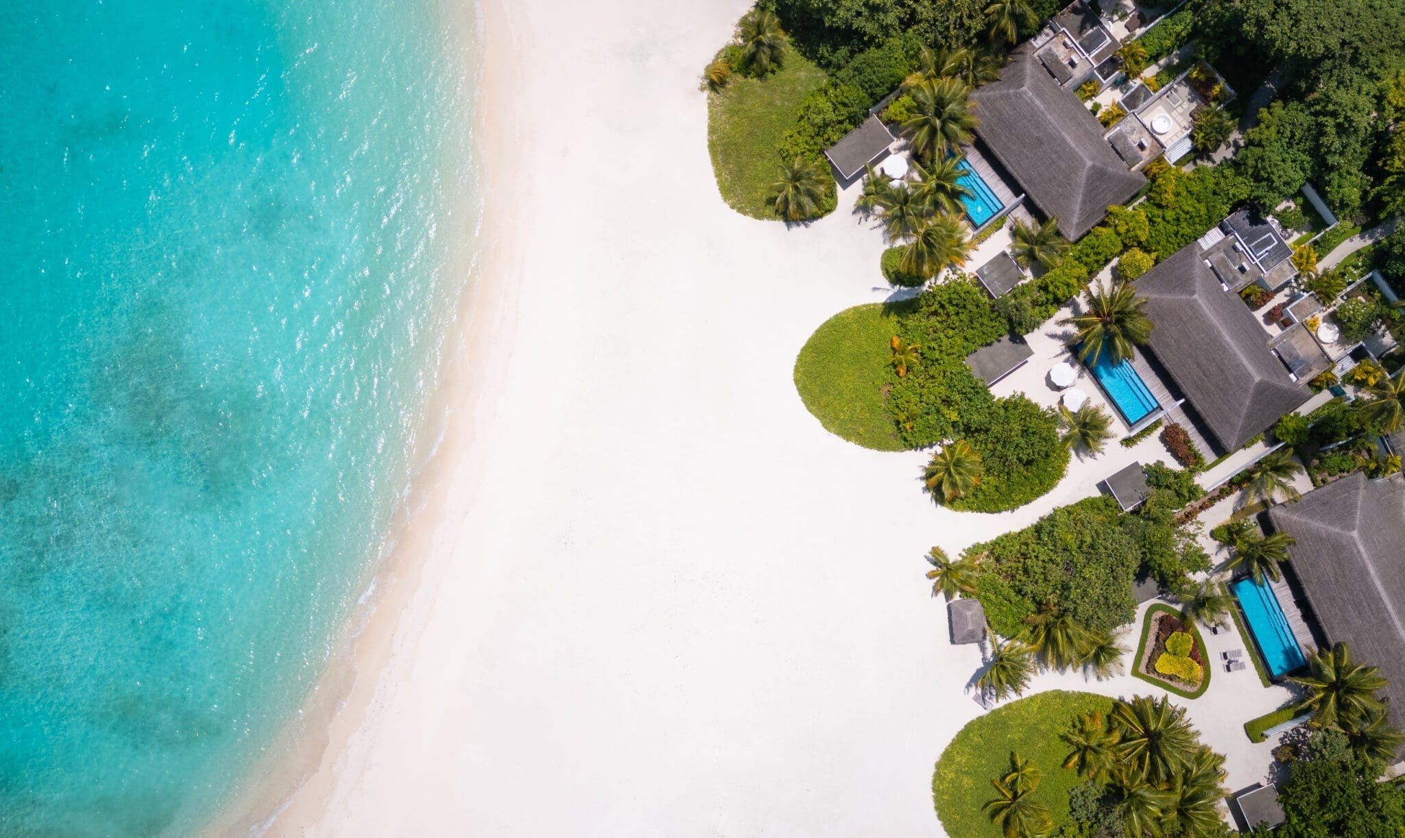Luftaufnahme der Insel und Lagune von Sirru Fen Fushi
