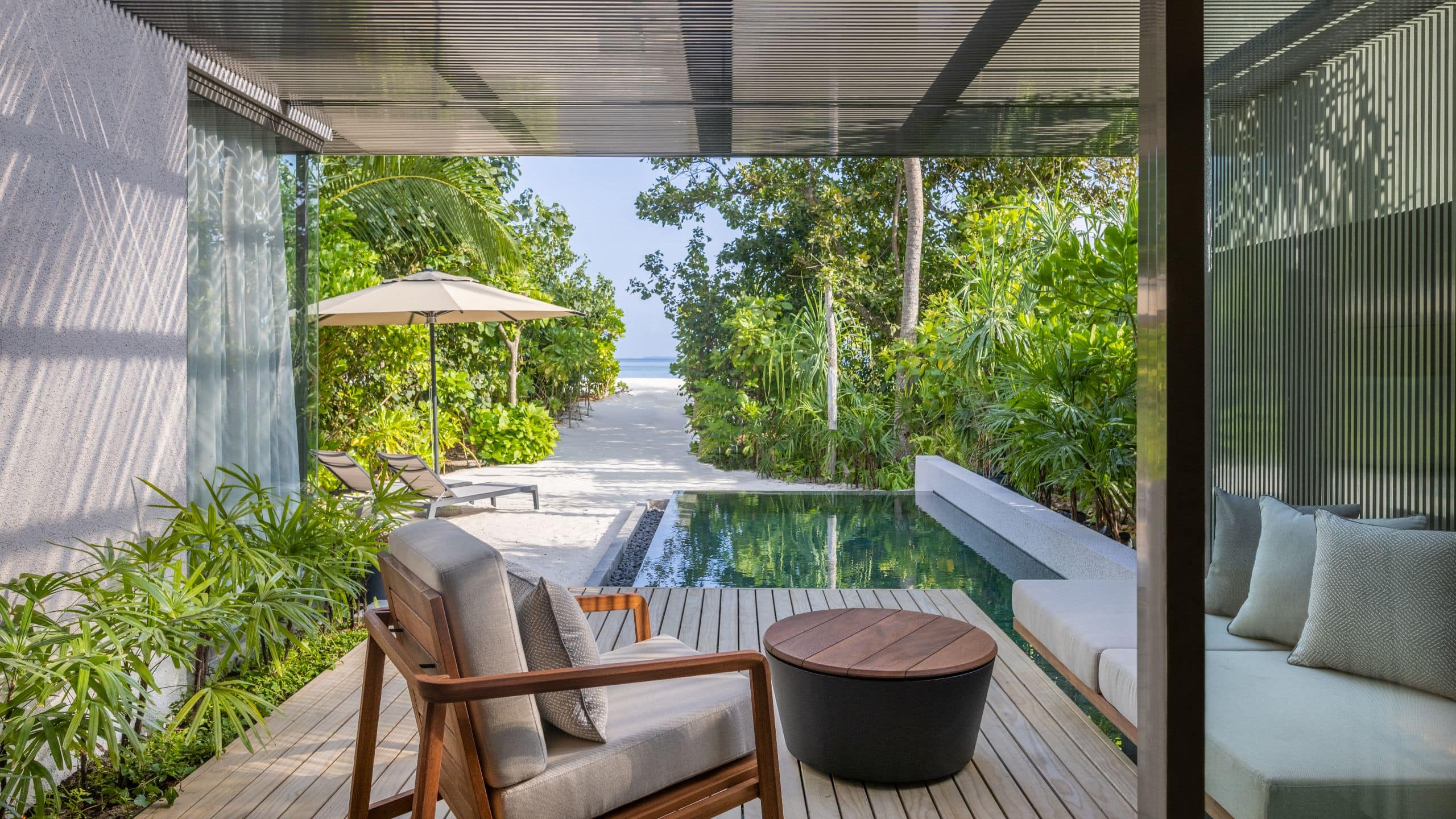Strandvilla mit Pool zum Sonnenuntergang, einem Schlafzimmer und Kingsize-Bett - Bild 3
