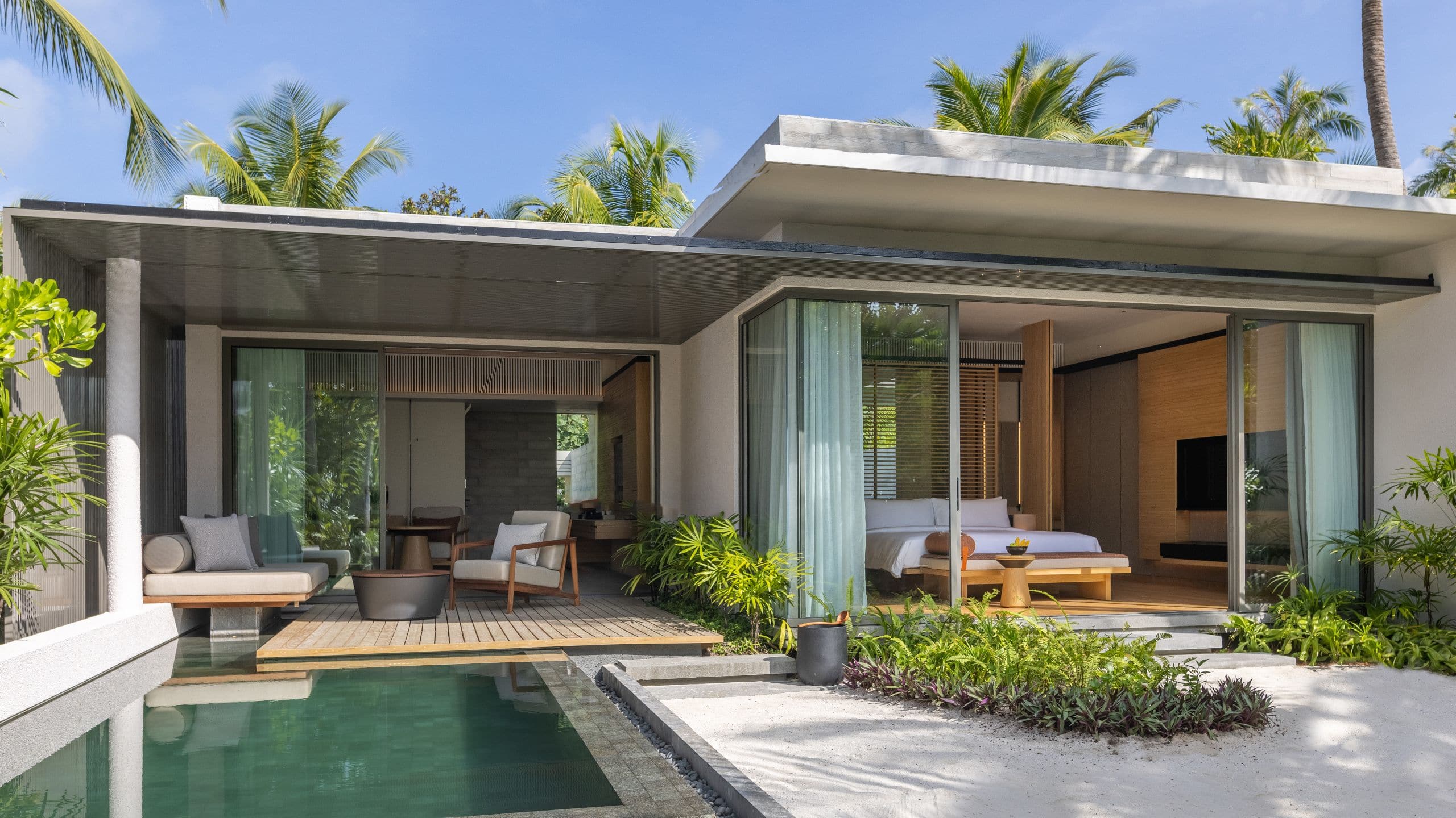 Strandvilla mit Pool zum Sonnenuntergang, einem Schlafzimmer und Kingsize-Bett - Bild 1