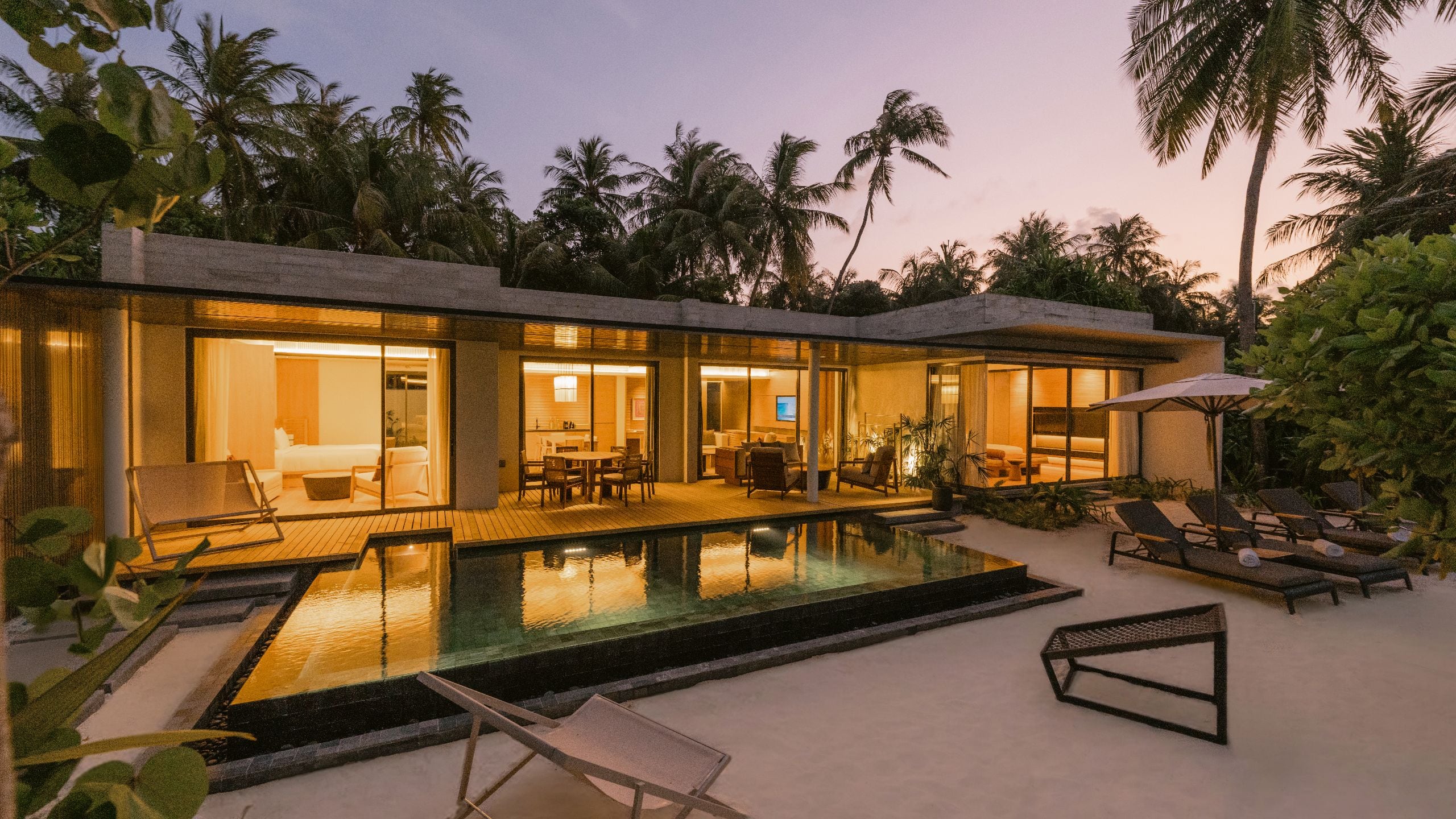 Strandvilla mit Pool, zwei Schlafzimmern, Kingsize-Bett und zwei Einzelbetten - Bild 1